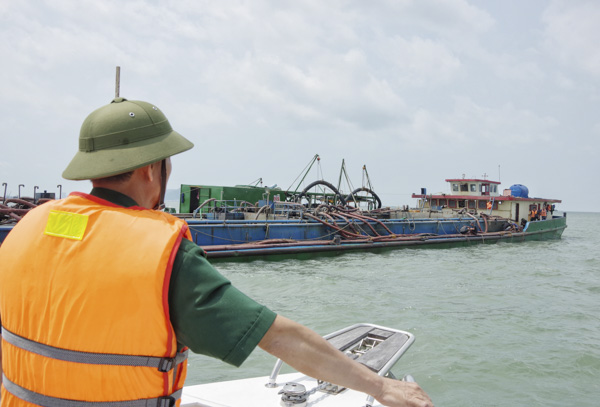 Lực lượng BĐBP tỉnh kiểm tra phương tiện vận chuyển cát trái phép trong tháng 9 vừa qua tại khu vực cửa biển Long Sơn, TP. Vũng Tàu.