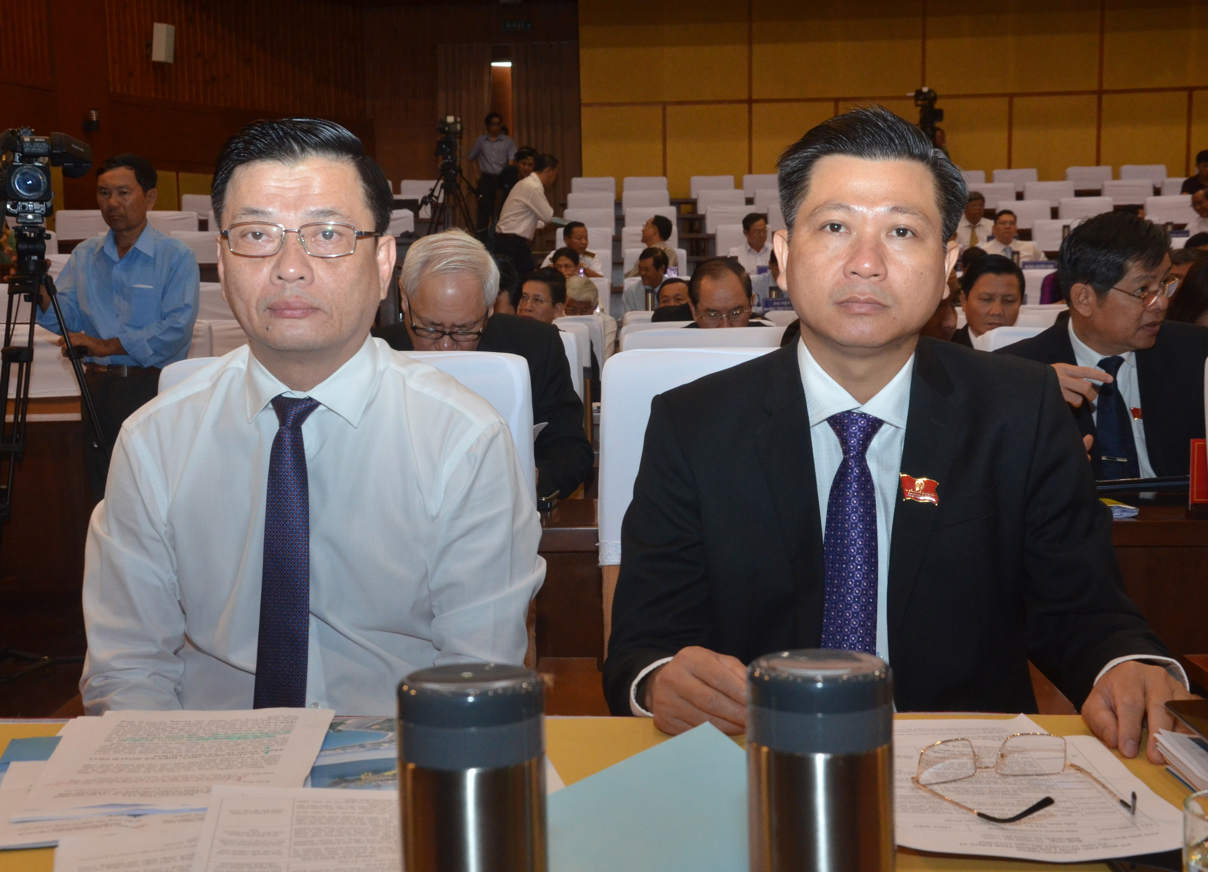 Ông Nguyễn Thành Long (bên trái), Ủy viên Ban Thường vụ Tỉnh ủy, Quyền Chủ tịch UBND tỉnh và ông Trần Văn Tuấn, Phó Chủ tịch UBND tỉnh tham dự Kỳ họp.