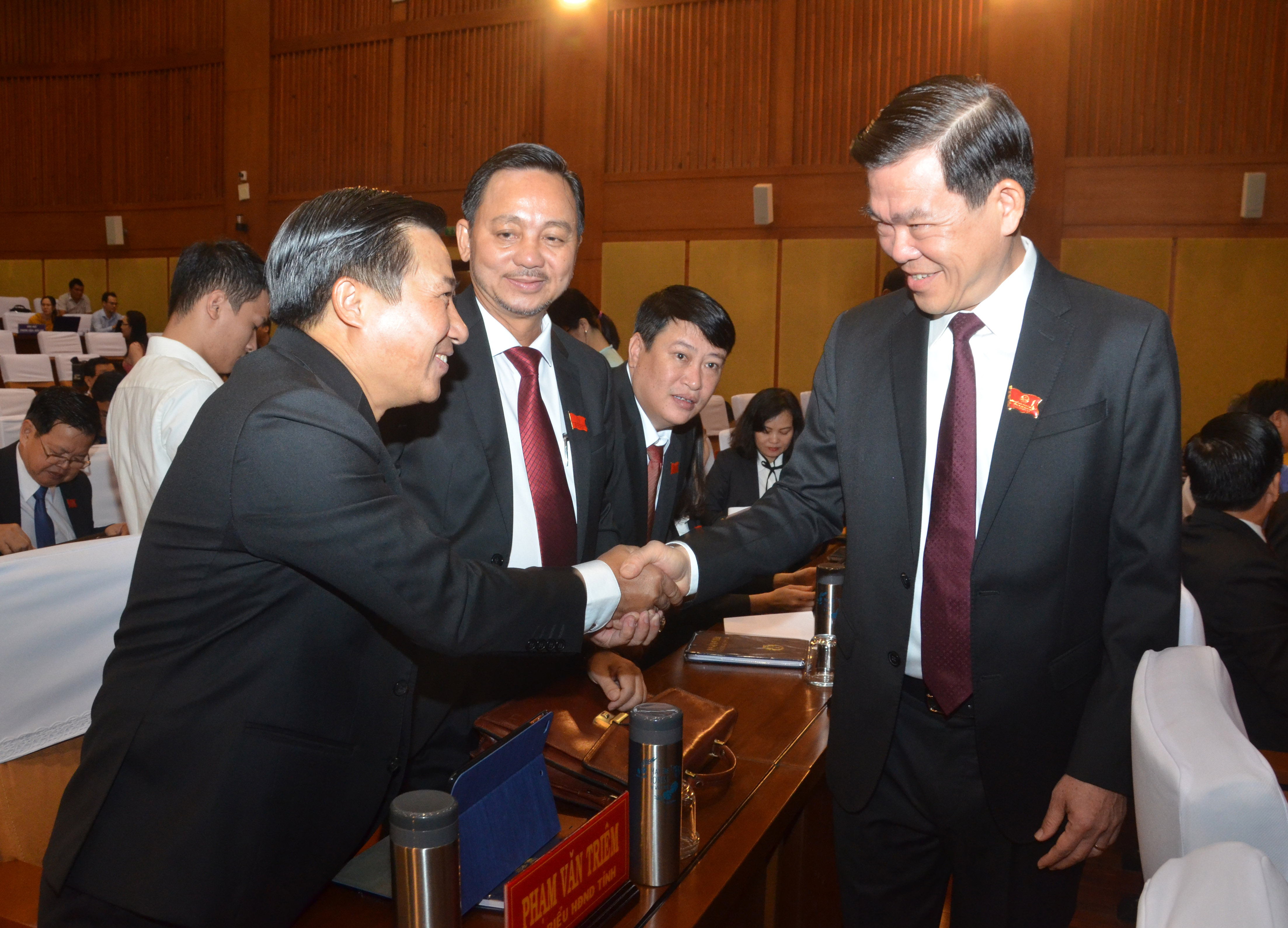 Ông Nguyễn Hồng Lĩnh, Ủy viên Trung ương Đảng, Bí thư Tỉnh ủy, Chủ tịch HĐND tỉnh gặp gỡ các đại biểu tại Kỳ họp.