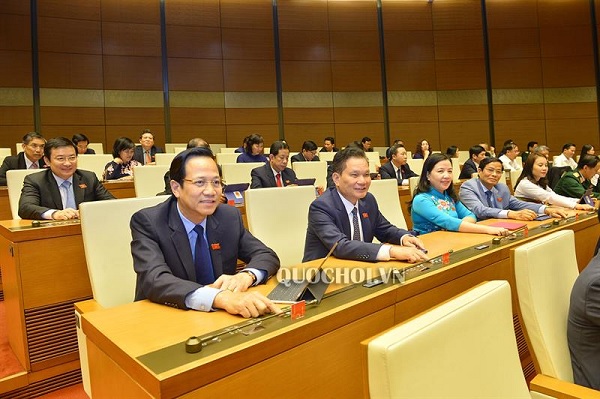 Các đại biểu biểu quyết thông qua dự thảo Nghị quyết về khoanh nợ tiền thuế, xóa nợ tiền phạt chậm nộp, tiền chậm nộp đối với người nộp thuế không còn khả năng nộp ngân sách nhà nước