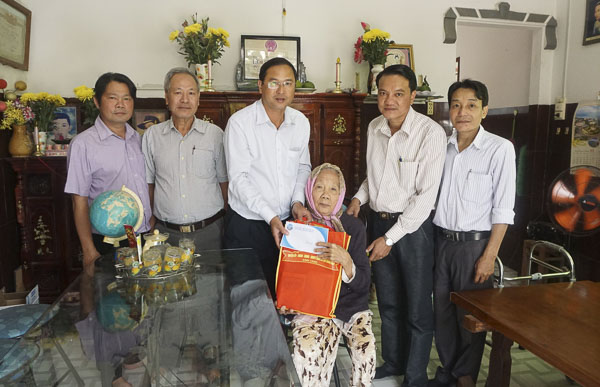 Lãnh đạo huyện Châu Đức thăm, tặng quà Mẹ Việt Nam Anh hùng Trần Thị Trinh (xã Xà Bang, huyện Châu Đức).