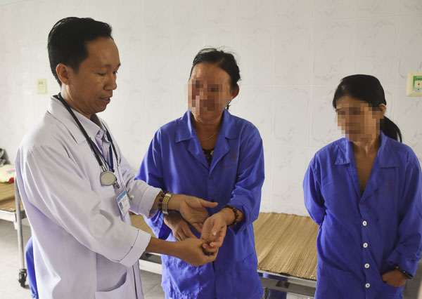 Bác sĩ thăm khám cho bệnh nhân điều trị tại Khoa Nữ, Bệnh viện Tâm thần tỉnh.