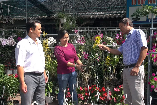 Ông Huỳnh Văn Sơ, Phó Chủ tịch Hội Nông dân huyện Long Điền (bên phải) tham quan cơ sở kinh doanh cây kiểng của chị Nguyễn Thị Hạnh (thành viên THT sản xuất, kinh doanh cây kiểng Long Hải).