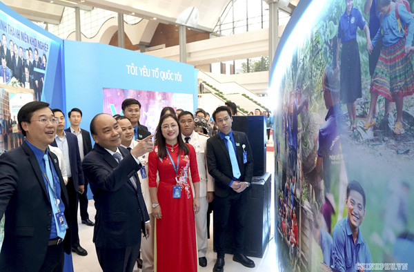 Thủ tướng Nguyễn Xuân Phúc với các đại biểu tham quan Triển lãm “Tôi yêu Tổ quốc tôi” tại Đại hội. 