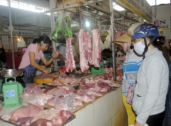 Người dân mua thịt heo tại chợ Bà Rịa.