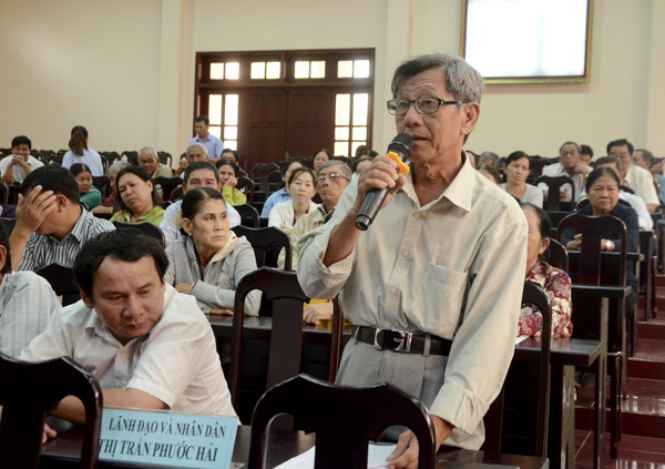 Đại diện thị trấn Phước Hải nêu ý kiến tại hội nghị.