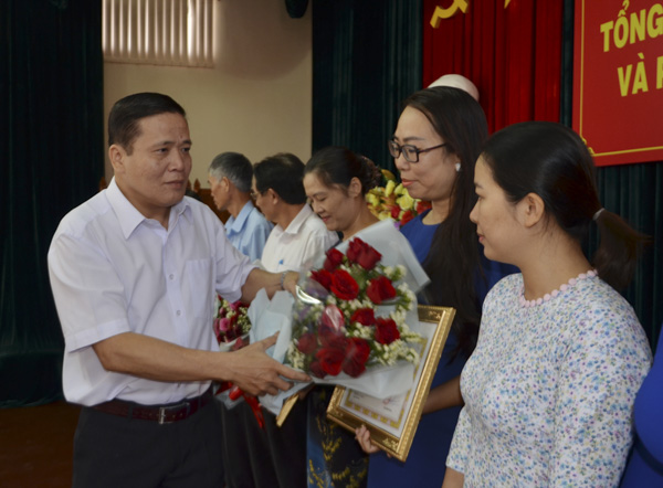 Ông Trần Ngọc Hà, Trưởng Ban Tuyên giáo Thành ủy Vũng Tàu khen thưởng các cá nhân có thành tích xuất sắc trong công tác tuyên giáo năm 2019.