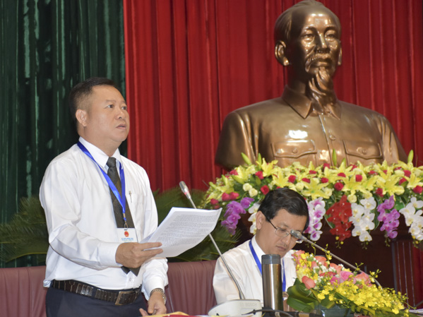 Ông Lê Ngọc Linh, Giám đốc Sở TN-MT trả lời chất vấn các vấn đề môi trường.