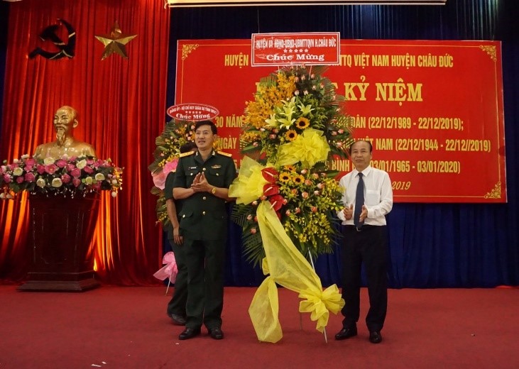 Ông Nguyễn Văn Việt, Phó Bí thư Thường trực Huyện ủy Châu Đức tặng hoa chúc mừng Ban CHQS huyện Châu Đức tại buổi họp mặt.