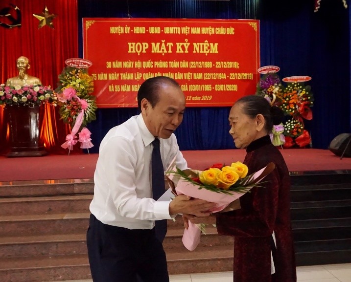 Ông Nguyễn Văn Việt, Phó Bí thư Thường trực Huyện ủy Châu Đức tặng hoa chúc mừng Mẹ Việt Nam Anh hùng La Thị Biên.