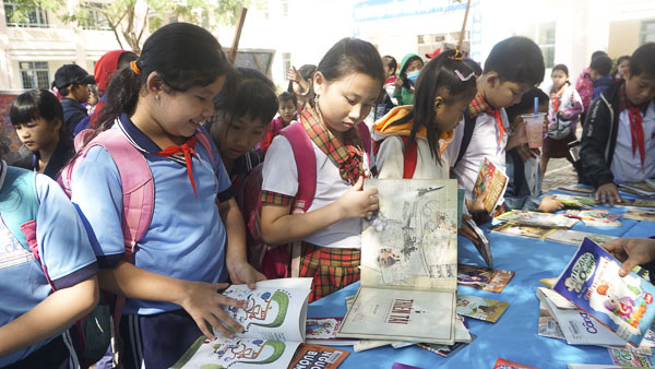 Học sinh Trường TH-THCS Phan Đình Phùng (xã Bàu Chinh, huyện Châu Đức) đọc sách tại buổi triển lãm.