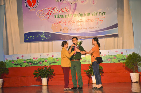 Anh Trần Văn Huy biểu diễn văn nghệ tại hội diễn Tiếng hát Người khuyết tật do Sở VH-TT phối hợp với Hội Nạn nhân chất độc da cam/dioxin và Bảo trợ xã hội tỉnh tổ chức vào ngày 6/12.