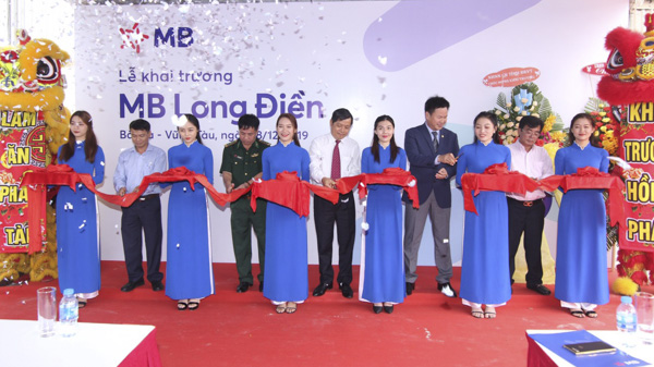 Lãnh đạo Ngân hàng Nhà nước tỉnh và MB cắt băng khai trương phòng giao dịch Long Điền.