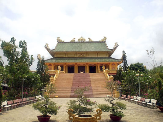 Chánh điện nhìn từ bên ngoài tại chùa Đại Tòng Lâm.