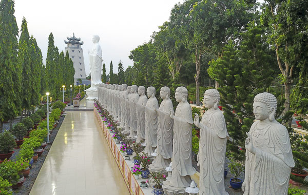 Vườn tượng Cửu phẩm Cực lạc với 48 tượng Phật A Di Đà.