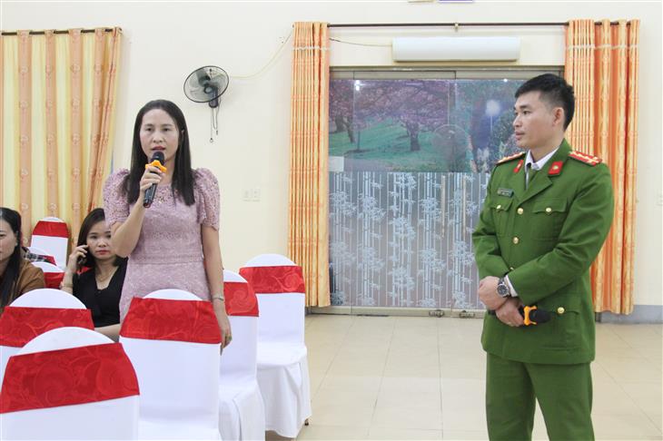 Cán bộ phòng Cảnh sát hình sự trao nổi nội dung chuyên đề phòng chống tội phạm mua bán người