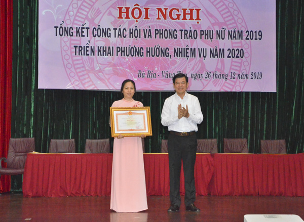 Ông Nguyễn Hồng Lĩnh, Ủy viên Trung ương Đảng,  Bí thư Tỉnh ủy, Chủ tịch HĐND tỉnh trao Bằng khen của Thủ tướng Chính phủ cho bà Lê Thị Liễu.