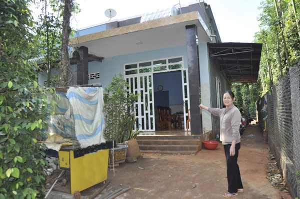 Căn nhà mới xây dựng khang trang vào năm 2018 của hộ bà Nguyễn Thị Nơi được khẳng định xây dựng tại nền nhà cũ từ năm 1981, trên diện tích 300m2 đất ở bị cấp thiếu trong giấy CNQSDĐ của gia đình.