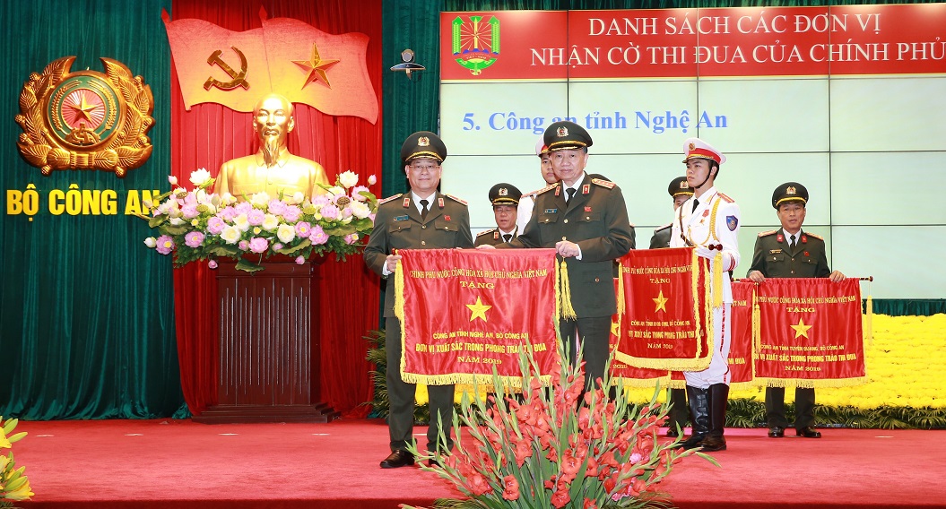 PGS TS. Thiếu tướng Nguyễn Hữu Cầu, Giám đốc Công an Nghệ An nhận Cờ Thi đua Chính phủ.