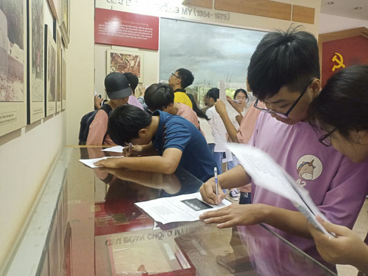 Các em học sinh Trường THSC Nguyễn Gia Thiều (TP.Vũng Tàu) tham quan về nguồn tại khu Di tích lịch sử Cách mạng địa đạo Long Phước.