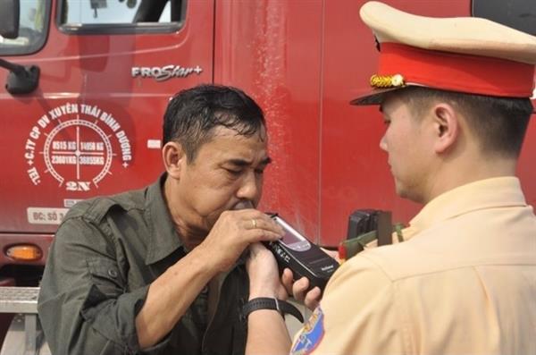 Từ 1-1-2020, cấm người điều khiển phương tiện giao thông mà trong hơi thở hoặc máu có nồng độ cồn
