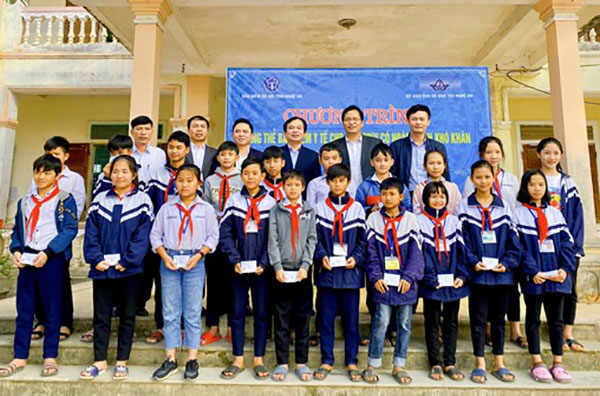 Tặng 20 thẻ BHYT cho 20 học sinh có hoàn cảnh khó khăn tại Trường THCS Nghi Kiều, huyện Nghi Lộc