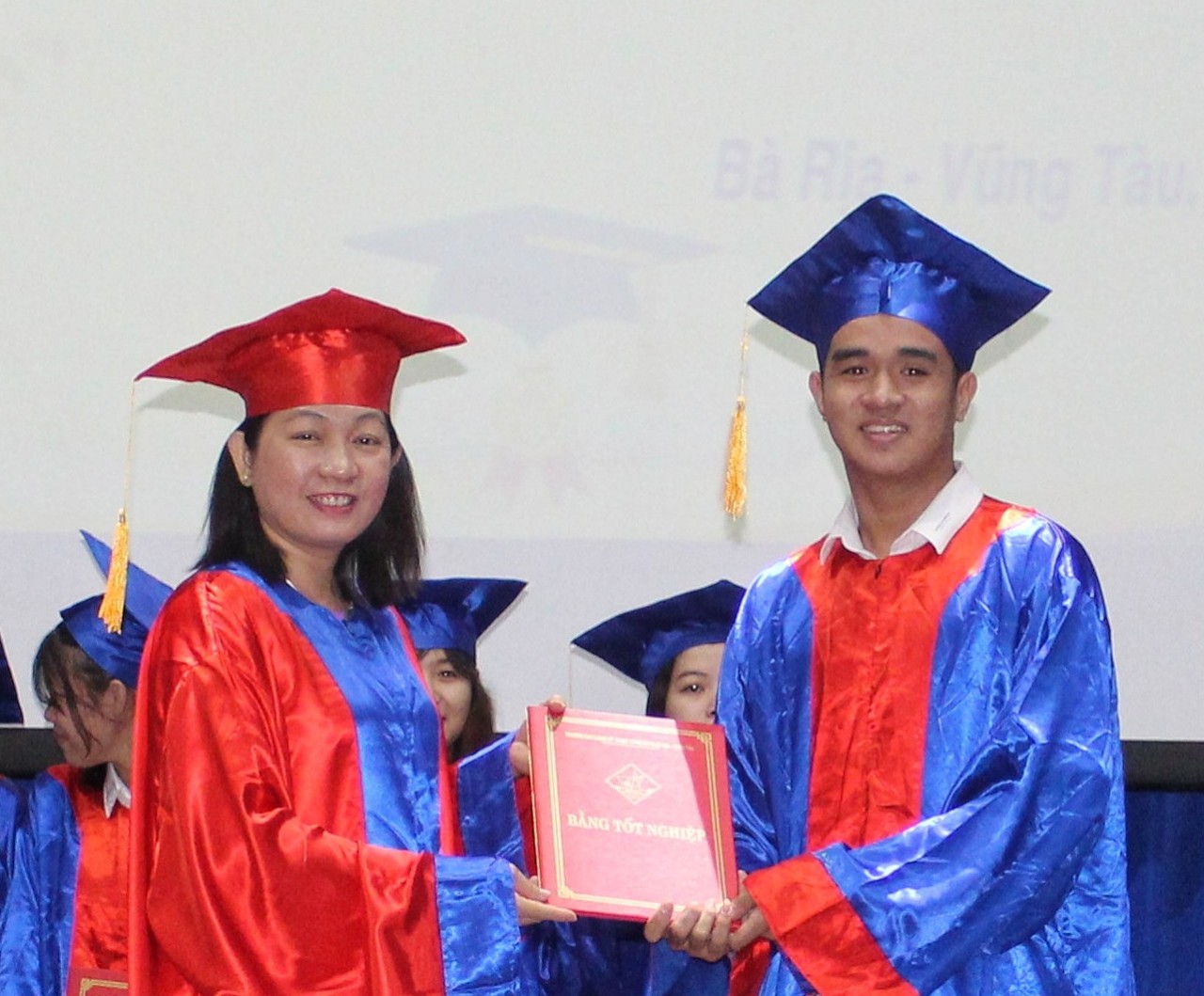 Bà Trương Huỳnh Như, Hiệu trưởng Trường CĐ Kỹ thuật Công nghệ BR-VT trao bằng tốt nghiệp cho HS, SV.