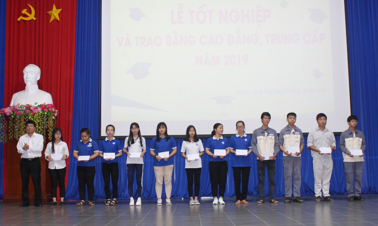  Đại diện Công ty TNHH YKK Việt Nam trao học bổng cho các HS, SV khó khăn.