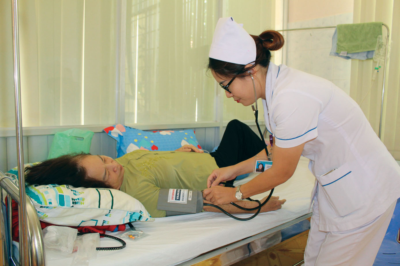 Điều dưỡng viên chăm sóc bệnh nhân điều trị tại khu giường bệnh dịch vụ BV Lê Lợi. Ảnh: MINH NHÂN