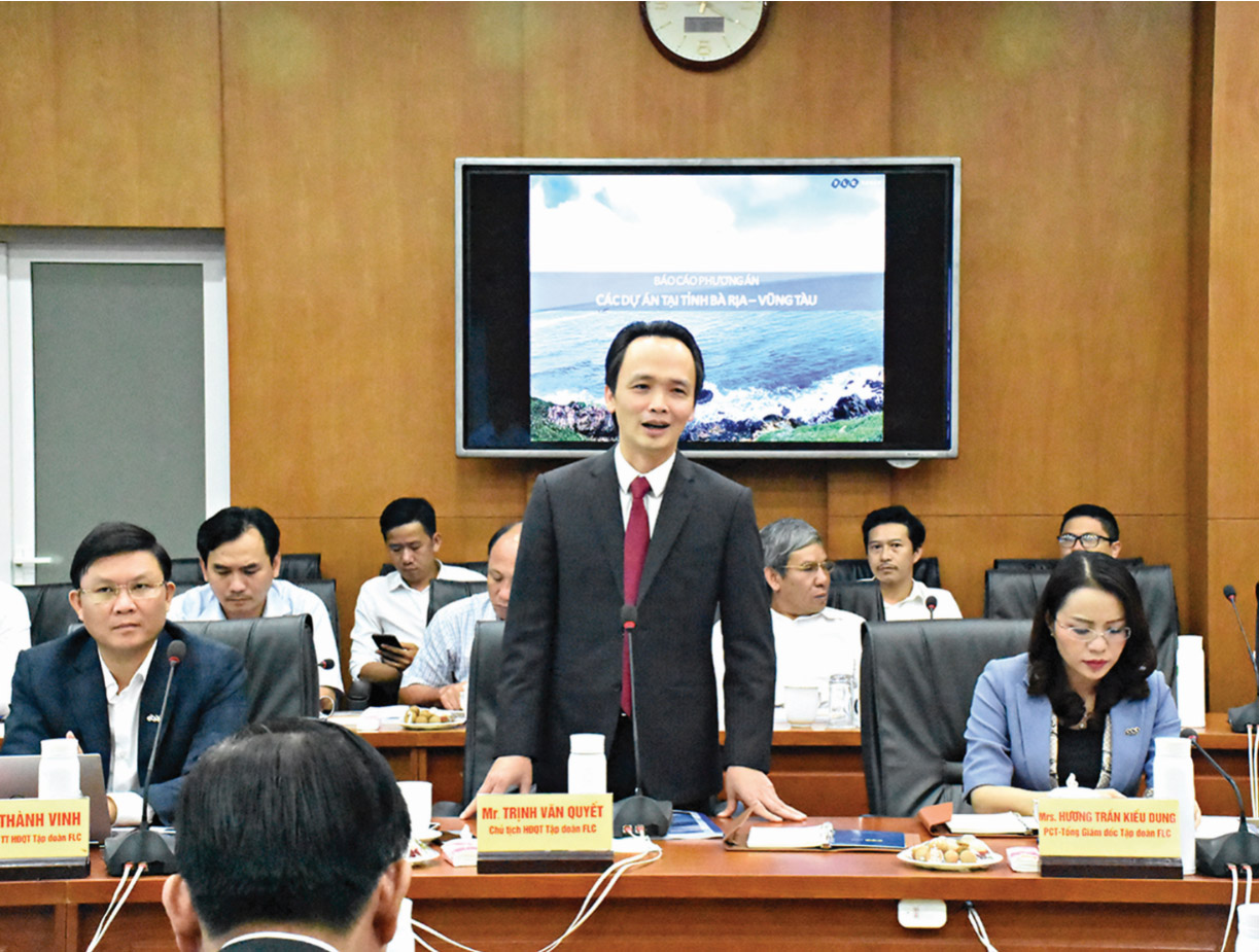 Ông Trịnh Văn Quyết, Chủ tịch Hội đồng Quản trị Tập đoàn FLC trình bày ý tưởng đầu tư các dự án du lịch, bất động sản  trước Ban Thường vụ Tỉnh ủy.