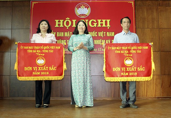 Bà Nguyễn Thị Yến, Phó Bí thư Thường trực Tỉnh ủy, Trưởng Đoàn ĐBQH tỉnh trao Cờ thi đua của UBMTTQVN tỉnh cho các tập thể có thành tích xuất sắc công tác Mặt trận năm 2019.