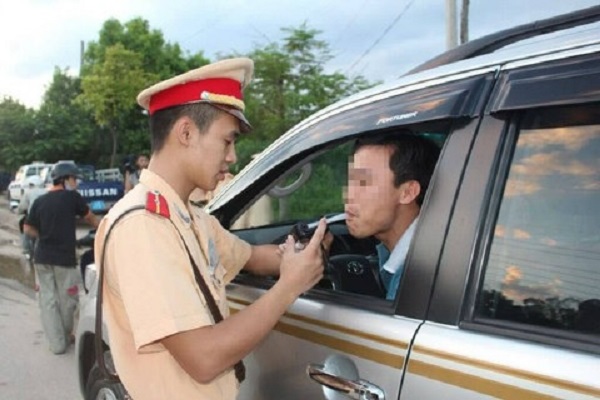 Đối với hành vi vi phạm về nồng độ cồn, mức xử phạt cao nhất đối với người điều khiển ôtô từ 30-40 triệu đồng, tước bằng lái từ 22-24 tháng. Ảnh minh họa