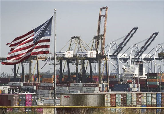 Hàng hóa Trung Quốc và các nước châu Á chờ bốc dỡ tại cảng Long Beach, Los Angeles, Mỹ. 