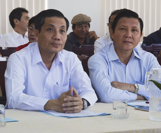 Ông Mai Minh Quang (bên phải), Phó Trưởng Ban Dân vận Tỉnh ủy và ông Nguyễn Kế Toại, Phó Chủ tịch UBMTTQVN tỉnh tham dự hội nghị.