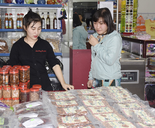 Đặc sản mứt hạt bàng bày bán tại Siêu thị Quà tặng Côn Đảo (đường Nguyễn An Ninh, KDC số 8). 