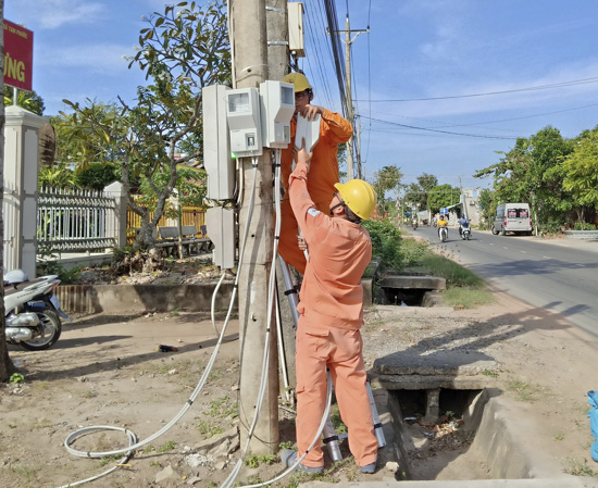 Nhân viên Điện lực Long Điền sửa chữa điện tại khu vực xã Tam Phước (huyện Long Điền).