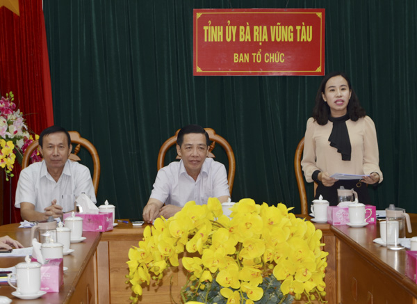 Bà Võ Ngọc Thanh Trúc, Phó Trưởng Ban Tổ chức Tỉnh ủy phát biểu đóng góp ý kiến tại hội nghị.