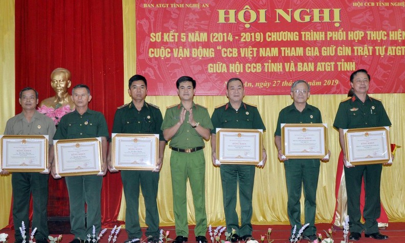 Thừa ủy quyền của Chủ tịch UBND tỉnh, đồng chí Đại tá Nguyễn Đức Hải, Phó Giám đốc Công an tỉnh,      Phó Trưởng ban ATGT tỉnh tặng Bằng khen cho các tập thể, cá nhân có thành tích xuất sắc trong           tham gia giữ gìn trật tự ATGT giai đoạn 2014 - 2019