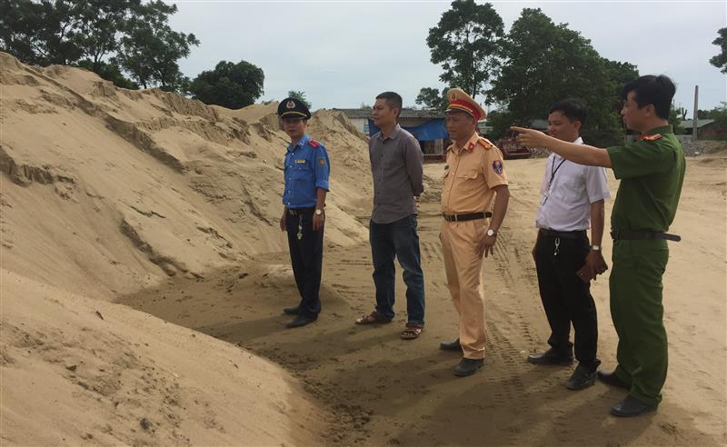 Đoàn liên ngành kiểm tra tại Hợp tác xã Hưng Thủy, khối 13, phường Bến Thủy, TP Vinh