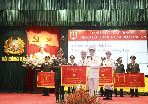 Đại tá Bùi Văn Thảo, Giám đốc Công an tỉnh nhận Cờ thi đua xuất sắc của Bộ trưởng Bộ Công an trao tặng tại Hội nghị Công an toàn quốc lần thứ 75.