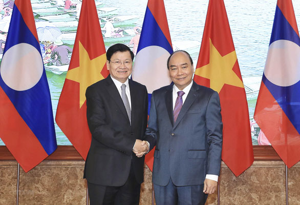 Thủ tướng Nguyễn Xuân Phúc đón Thủ tướng Lào Thongloun Sisoulith. Ảnh: Thống Nhất