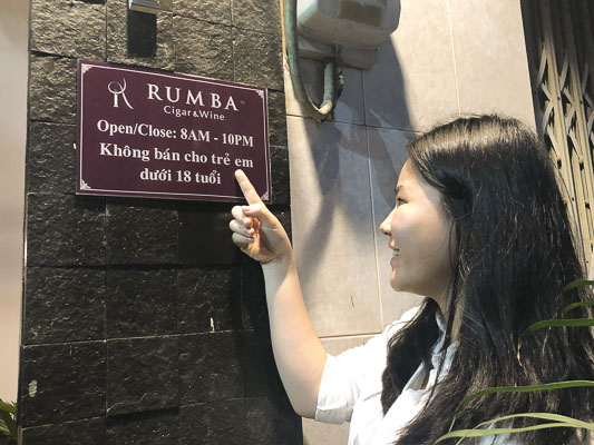 Cơ sở kinh doanh rượu Rumba (89C đường Nguyễn Văn Trỗi, phường 4, TP.Vũng Tàu) niêm yết giá bán công khai các mặt hàng rượu.