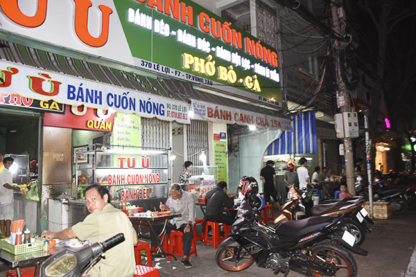 Một quán ăn bày bàn ghế và để xe chiếm hết vỉa hè đường Lê Lợi  (phường Thắng Nhì).
