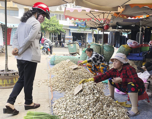 Sau khi bỏ sỉ, anh Nguyễn Văn Thừa bán lẻ cho khách tại chợ Bà Rịa.