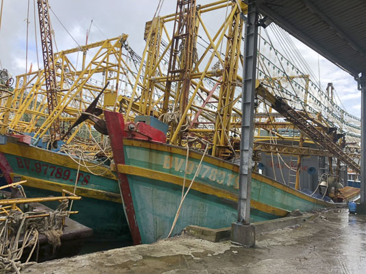 Tàu cá đóng mới bằng nguồn vốn ưu đãi theo NĐ67 của ông Trà Văn Hoành phải nằm bờ nhiều tháng nay, do không mua được bảo hiểm nên không dám mạo hiểm vươn khơi.
