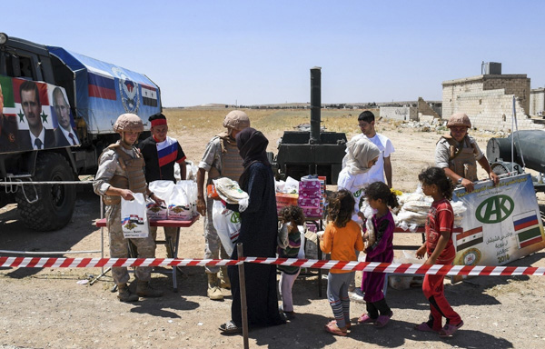 Phát hàng cứu trợ cho người dân Syria ở Abu Duhur, tỉnh Idlib. 