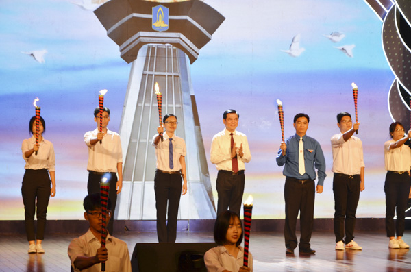Ông Nguyễn Hồng Lĩnh, Ủy viên Trung ương Đảng, Bí thư Tỉnh ủy, Chủ tịch HĐND tỉnh thực hiện nghi thức truyền lửa truyền thống cho thế hệ HS-SV.