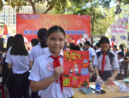 Em Bùi Mai Trúc Linh, HS lớp 6A4, Trường THCS Võ Trường Toản  với tấm thiệp tự thiết kế tại hội thi.