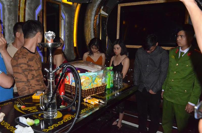 Các đối tượng bị lực lượng chức năng phát hiện tại quán Karaoke