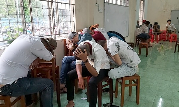 Các thanh thiếu niên tại cơ quan công an.